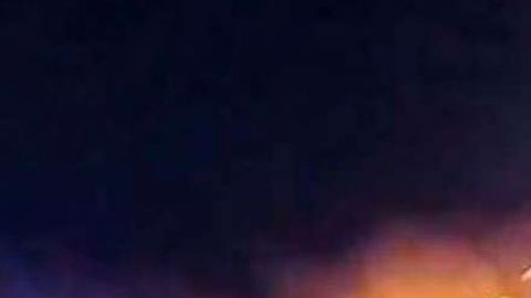Una colisión entre dos autos provocó una gran explosión con, al menos, dos heridos.