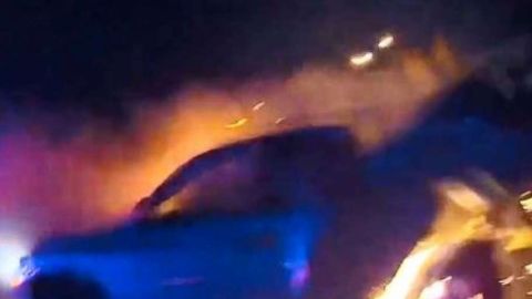 Una colisión entre dos autos provocó una gran explosión con, al menos, dos heridos.