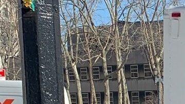 El dominicano Steven Núñez, quien trabaja en la calle entregando paquetes, sufre del extremo frío.