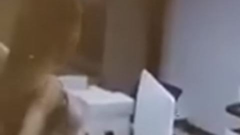 La mujer no logró que el empleado del banco le diera el dinero.