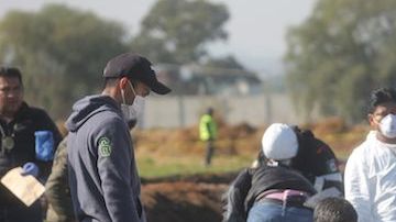 Forenses trabajan en la zona de la explosión en el estado de Hidalgo.