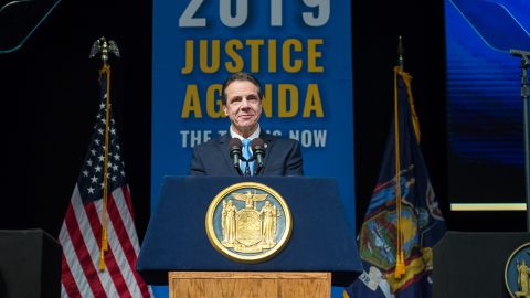 Cuomo presentó su “Agenda de Justicia de los Primeros 100 Días”.