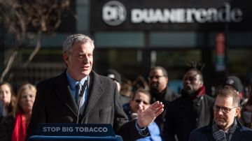 El alcalde Bill de Blasio  celebra la prohibición de vender productos de tabaco en todas las farmacias de la Ciuda de Nueva York.
