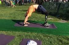 Dan Nevins practica yoga al aire libre.