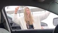 Madre baila en medio de la autopista.