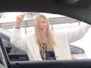Madre baila en medio de la autopista.