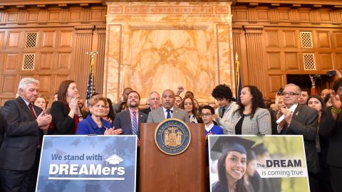 El presidente de la Asamblea, Carl Heastie, junto legisladores y activistas, durante la conferencia de prensa previa a la aprobación del Acta de Sueño José Peralta del Estado de Nueva York