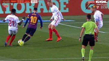 Lionel Messi provocó un penalti polémico ante el Sevilla.