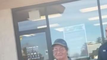 La mujer le comentó que tenía una necesidad urgente qué resolver.