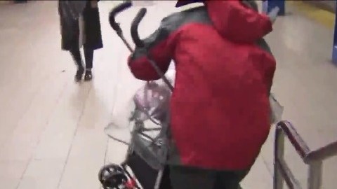 Es común ver a adultos cargando coches de bebé en las escaleras del Metro