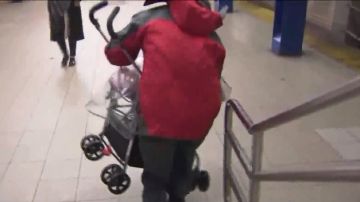 Es común ver a adultos cargando coches de bebé en las escaleras del Metro