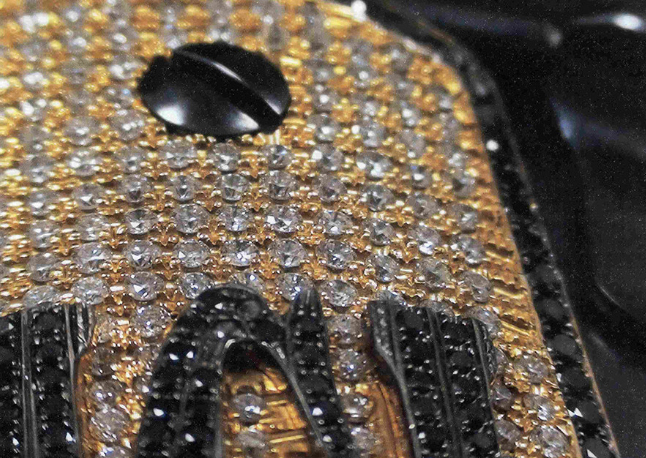 Pistola de oro y diamantes que supuestamente poseía “El Chapo”.