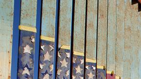 Vista de una valla metálica que separa la frontera de México con Estados Unidos