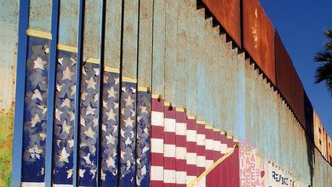 Vista de una valla metálica que separa la frontera de México con Estados Unidos