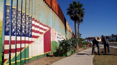 Vista de una valla metálica que separa la frontera de México con Estados Unidos