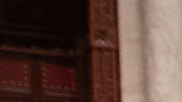 Mónica Martínez (vestido azul) junto a su familia, tras ser juramentada como la primera senadora de origen salvadoreño en Nueva York.