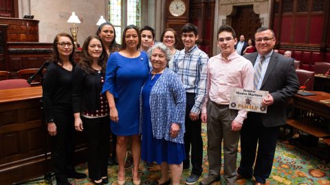 Mónica Martínez (vestido azul) junto a su familia, tras ser juramentada como la primera senadora de origen salvadoreño en Nueva York.