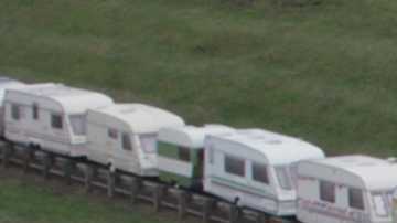 Remolcó 15 caravanas, o casas remolque, para demostrar su poder