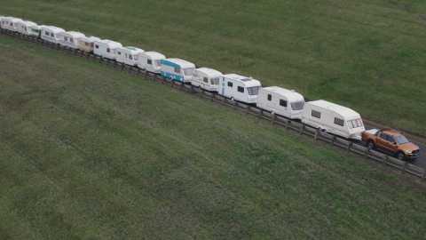 Remolcó 15 caravanas, o casas remolque, para demostrar su poder