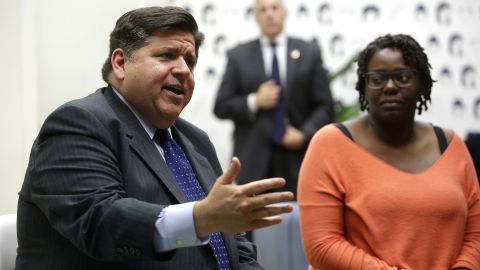 El gobernador de Illinois J.B. Pritzker podría considerar una medida cual prohibiría los centros de detención de inmigrantes privatizados en Illinois.