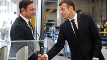 El presidente francés Emmanuel Macron (derecha) saluda de mano al ex-CEO de Renault-Nissan-Mitsubishi Alliance Carlos Ghosn (izquierda) durante una visita a la fábrica de Renault, en Maubeuge, norte de Francia, el 8 de noviembre de 2018