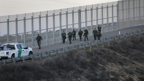 El cierre parcial del Gobierno federal divide cada vez más a los agentes de la Patrulla Fronteriza quienes siguen trabajando sin cobrar.