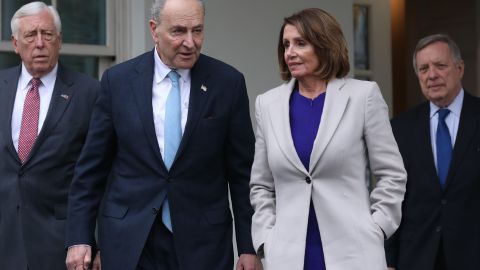 El líder de la minoría demócrata en el Senado, Chuck Schumer, y la presidenta de la Cámara Baja, Nancy Pelosi,  pidieron un trato igualitario de tiempo al aire en televisión. Foto enero 4, 2019 en Washigton, DC.