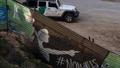 Organizaciones como LULAC manifestaron frente a la estación de la Patrulla Fronteriza en Edinburgh (Texas), para protestar por la visita hoy de Trump a McAllen.