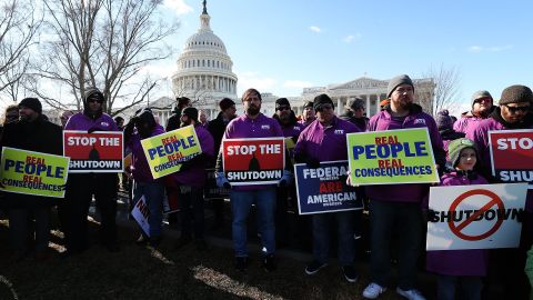 El pasado viernes fue el primer día que los trabajadores federales afectados no cobraron su cheque salarial, por lo que se espera que los problemas sean aún mayores a partir de este momento.