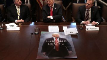 El presidente Trump con un cartel esitlo la serie 'Juego de tronos'.