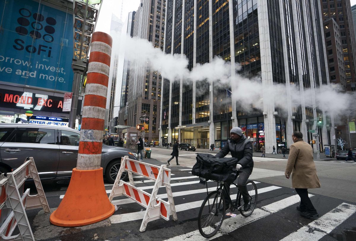 Peatones y ciclistas enfrentan temperaturas muy frías en NY.