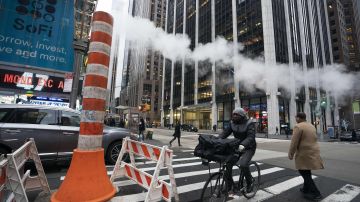 Peatones y ciclistas enfrentan temperaturas muy frías en NY.