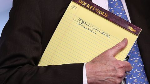 John Bolton mostró un cuaderno donde establece el envío de las tropas.