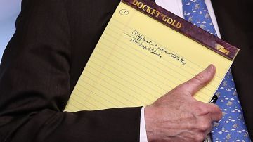 John Bolton mostró un cuaderno donde establece el envío de las tropas.