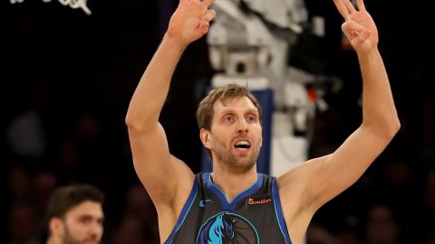 Nowitzki celebra su primera cesta del partido: un triple.