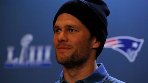 Tom Brady apareció con un gorro azul en la rueda de prensa en Atlanta.