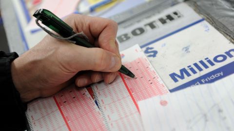 Un padre de familia aprovechó las paradas para comprar boletos de lotería.