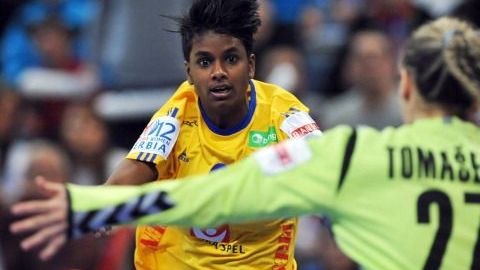 Louise "Loui" Sand decidió ponerle fin a su carrera como jugadora de balónmano, para someterse a un tratamiento de hormonas