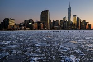 Video: héroes rescataron a mujer suicida que se lanzó al helado río Hudson de Nueva York