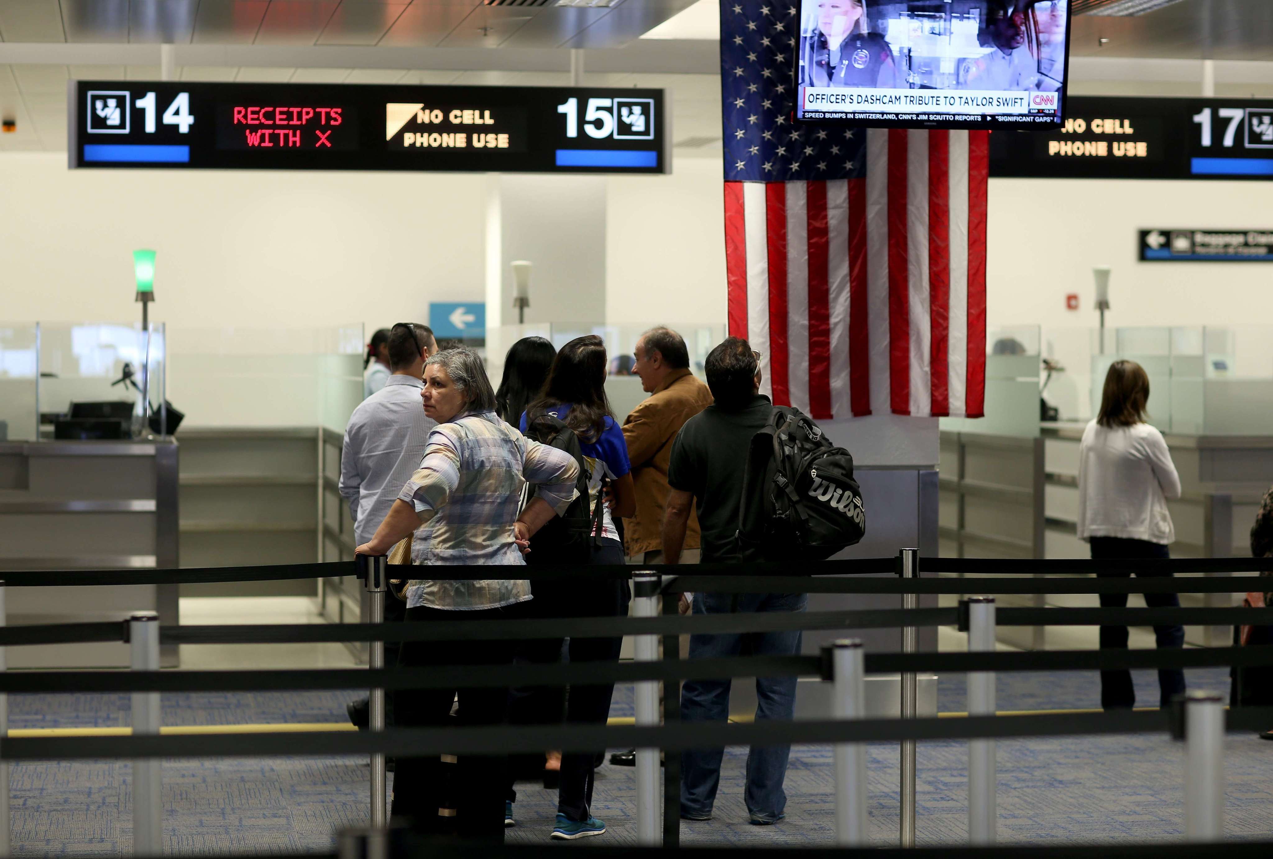 Mujer se desnuda en plena zona de recogido de equipaje en Aeropuerto  Internacional de Miami, Florida - El Diario NY