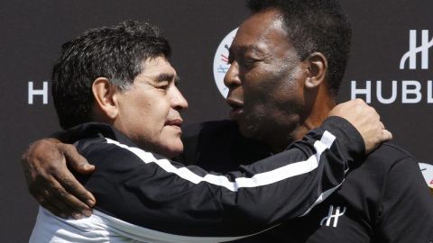 Diego Armando Maradona y Pelé se abrazan durante un evento en París en 2016.