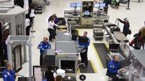 Los agentes de TSA garantizan la seguridad en los vuelos.