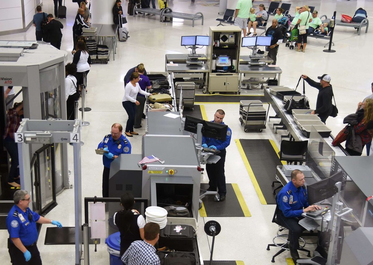 Los agentes de TSA garantizan la seguridad en los vuelos.