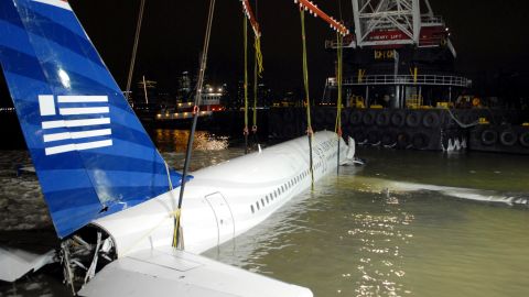 El avión fue remolcado dos días después