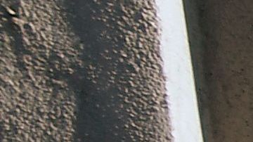 La basura se acumula cerca de un mural en Skid Row ubicado en el centro de Los Ángeles.