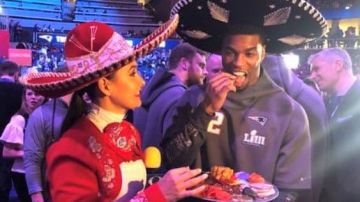 La reportera mexicana Gina Holguín hizo comer escorpiones a jugadores de la NFL.