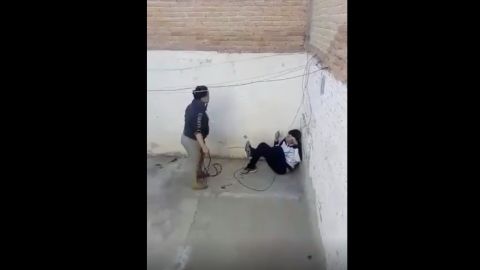 La madre golpea al niño.