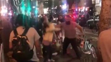 En el video es posible ver cómo el hombre de contextura pesada golpeó a dos mujeres en la cara dejándolas en el piso.