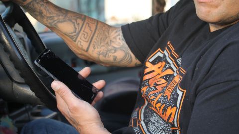 Las consecuencias de usar un teléfono inteligente mientras conduces son
las mismas que beber y conducir, y estas pueden ser de fatales consecuencias. (Jorge Luis Macías/Especia para La Opinión)