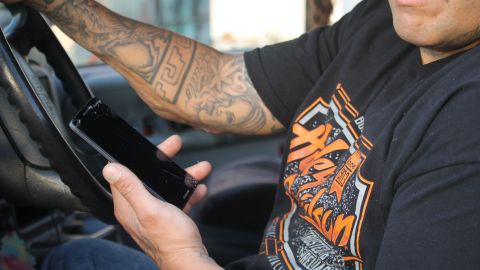 Las consecuencias de usar un teléfono inteligente mientras conduces son
las mismas que beber y conducir, y estas pueden ser de fatales consecuencias. (Jorge Luis Macías/Especia para La Opinión)